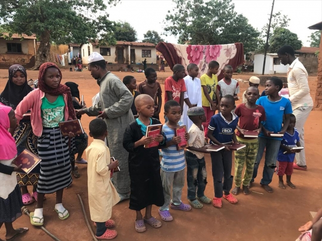 Afrika'daki Müslümanlara yerel dilde hazırlanan Kur'an-ı Kerim hediye edildi