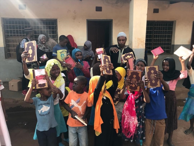 Afrika'daki Müslümanlara yerel dilde hazırlanan Kur'an-ı Kerim hediye edildi