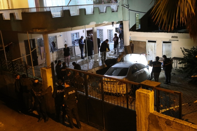 Adana'da park halindeki araçta patlama meydana geldi