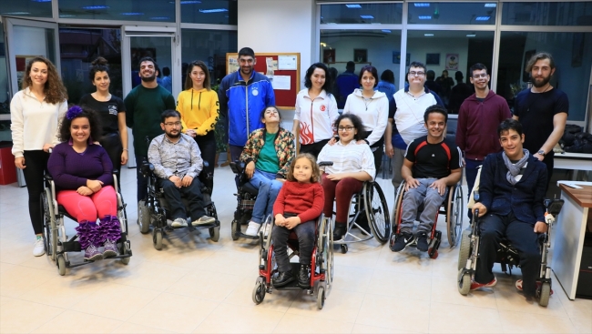 Tekerlekli sandalyesinde dans ederek hayalini gerçekleştiriyor