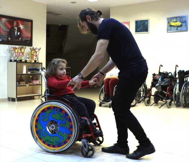 Tekerlekli sandalyesinde dans ederek hayalini gerçekleştiriyor