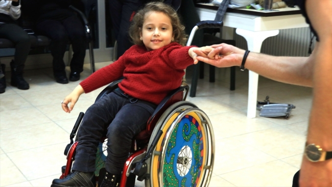 Tekerlekli sandalyesinde dans ederek hayalini gerçekleştiriyor