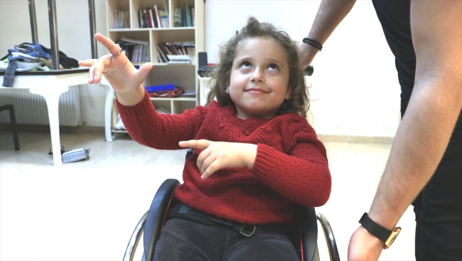 Tekerlekli sandalyesinde dans ederek hayalini gerçekleştiriyor