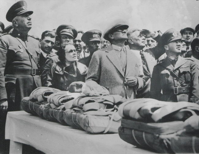 Genelkurmay arşivlerinden paylaşılan fotoğraflarla Atatürk ve Türk kadını