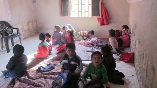 Beton zemin üzerinde, sobasız sınıflarda ders yapıyorlar