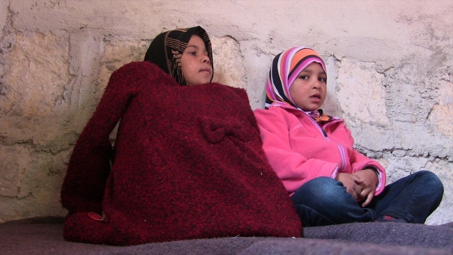 Beton zemin üzerinde, sobasız sınıflarda ders yapıyorlar