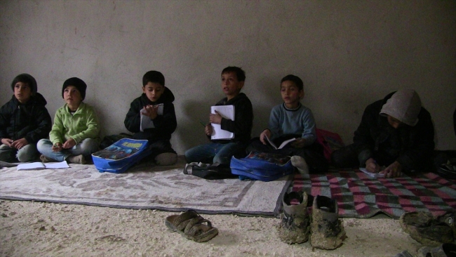 Beton zemin üzerinde, sobasız sınıflarda ders yapıyorlar