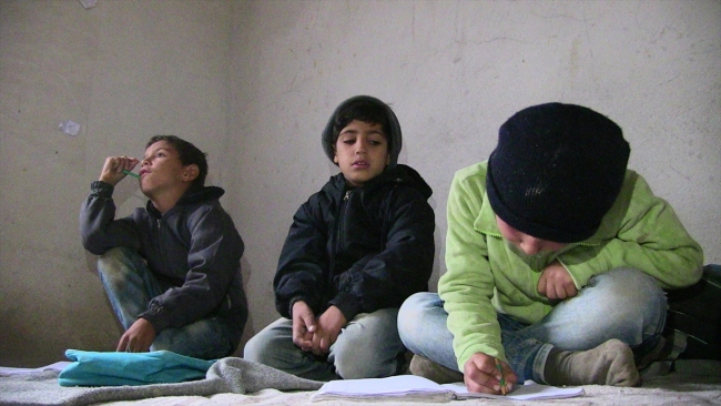 Beton zemin üzerinde, sobasız sınıflarda ders yapıyorlar