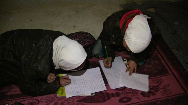 Beton zemin üzerinde, sobasız sınıflarda ders yapıyorlar