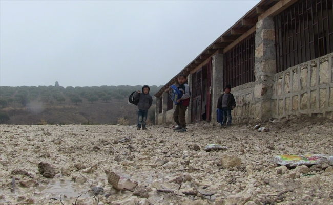 Beton zemin üzerinde, sobasız sınıflarda ders yapıyorlar