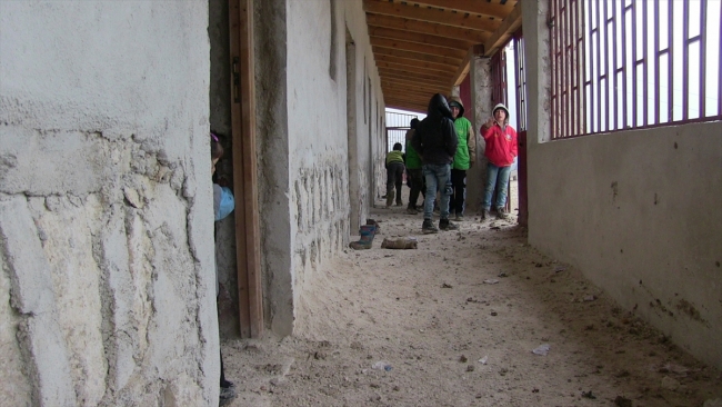 Beton zemin üzerinde, sobasız sınıflarda ders yapıyorlar