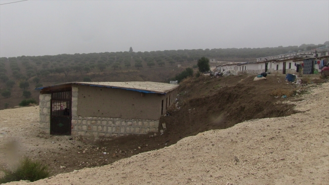 Beton zemin üzerinde, sobasız sınıflarda ders yapıyorlar