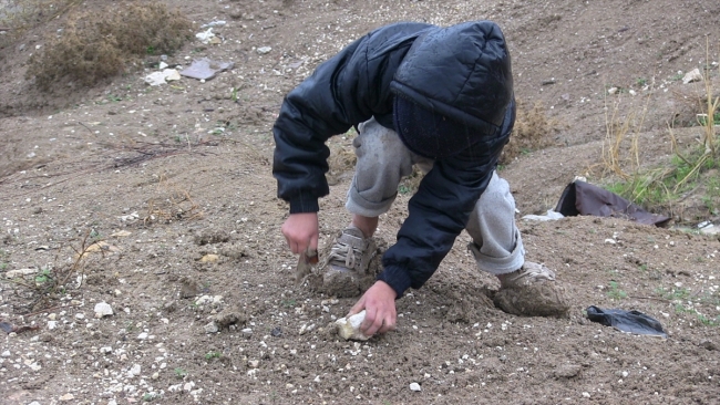 Beton zemin üzerinde, sobasız sınıflarda ders yapıyorlar