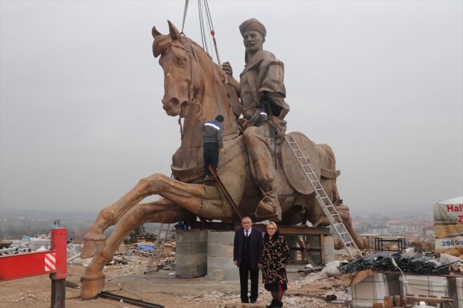 Bolu'da dev Köroğlu heykelinin montajına başlandı