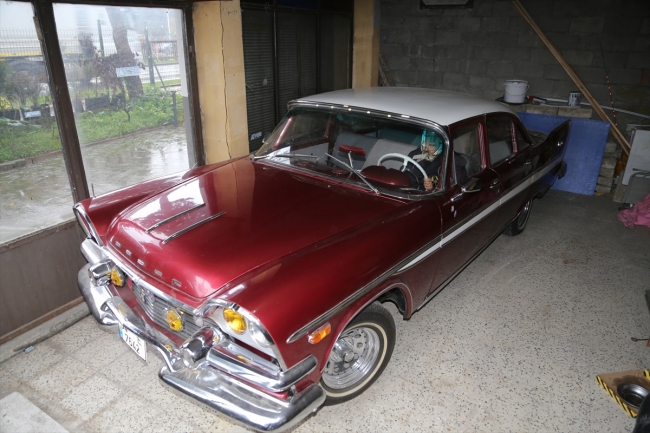Eşinden kalan klasik otomobile gözü gibi bakıyor