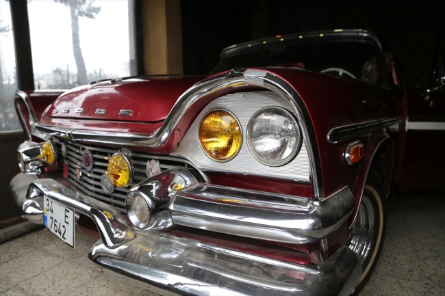 Eşinden kalan klasik otomobile gözü gibi bakıyor