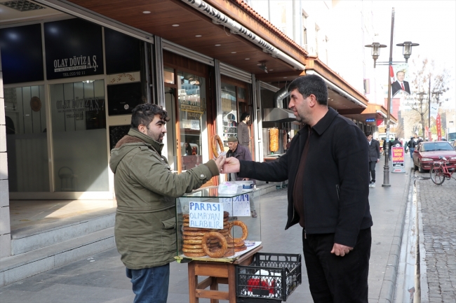 Diyarbakır sokaklarında parası olmayana ücretsiz simit veriliyor