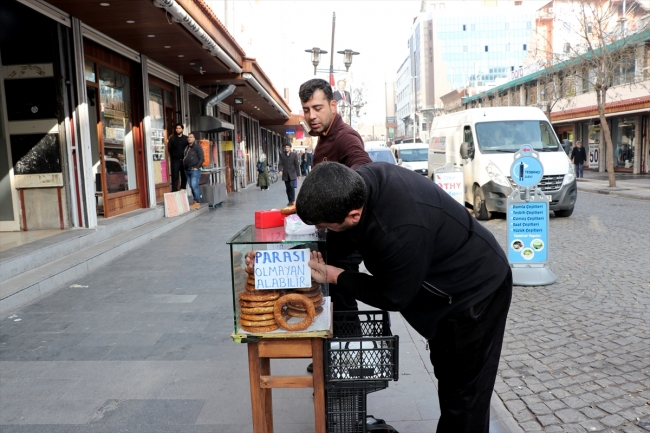 Diyarbakır sokaklarında parası olmayana ücretsiz simit veriliyor