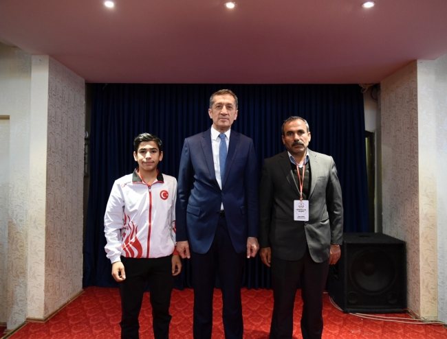 Milli Eğitim Bakanı Selçuk, "çift kanatlı" öğrencilerle buluştu