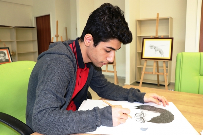 Batmanlı 17 yaşındaki Eyüp Tan sürrealist resim çalışmalarıyla dikkat çekiyor