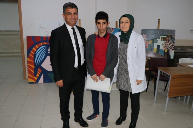 Batmanlı 17 yaşındaki Eyüp Tan sürrealist resim çalışmalarıyla dikkat çekiyor