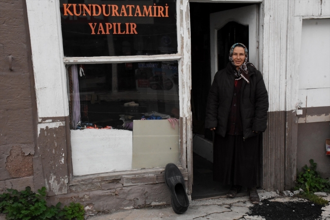 Ayakkabı tamircisi Zeynep Kandar dede mesleğini yıllardır sürdürüyor