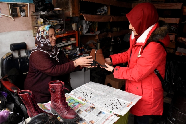 Ayakkabı tamircisi Zeynep Kandar dede mesleğini yıllardır sürdürüyor
