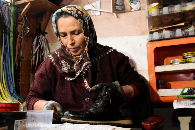 Ayakkabı tamircisi Zeynep Kandar dede mesleğini yıllardır sürdürüyor