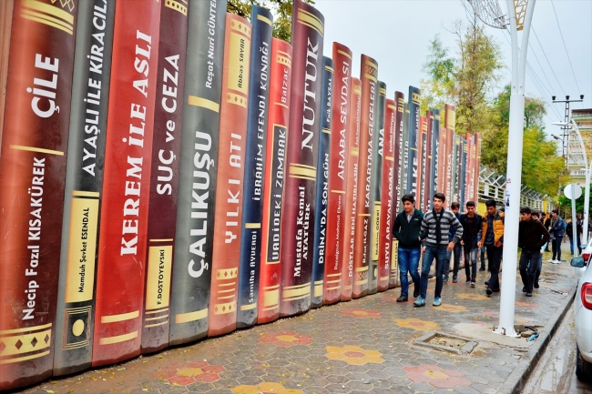Mardin'de 2 okul binasını ayıran duvar, devasa kitap figürleriyle donatıldı