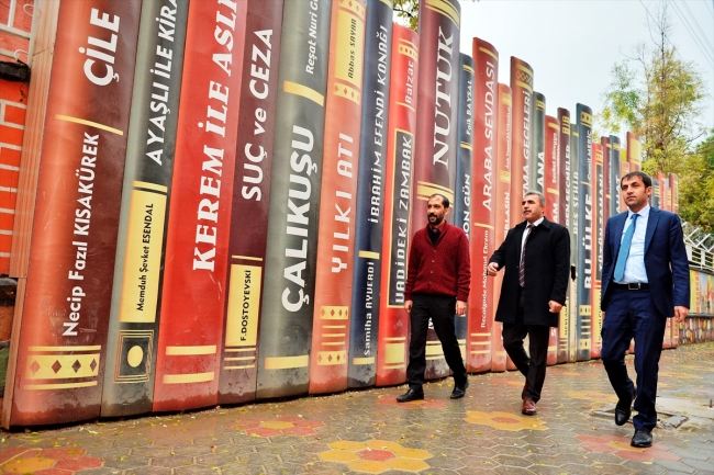 Mardin'de 2 okul binasını ayıran duvar, devasa kitap figürleriyle donatıldı