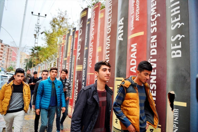 Mardin'de 2 okul binasını ayıran duvar, devasa kitap figürleriyle donatıldı