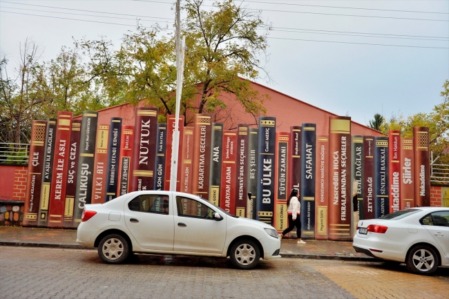 Mardin'de 2 okul binasını ayıran duvar, devasa kitap figürleriyle donatıldı