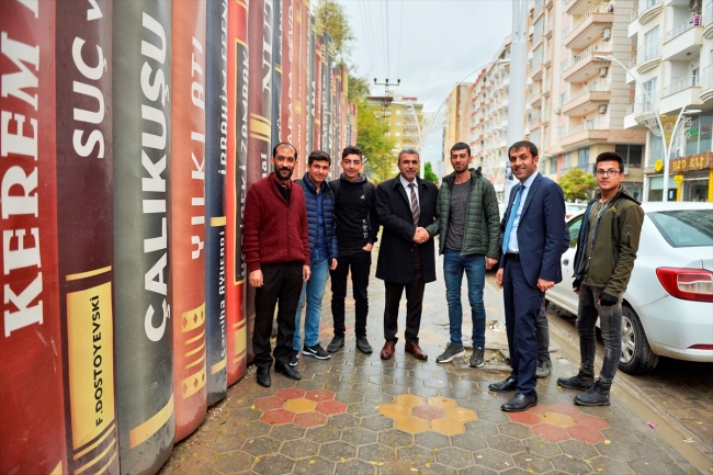 Mardin'de 2 okul binasını ayıran duvar, devasa kitap figürleriyle donatıldı
