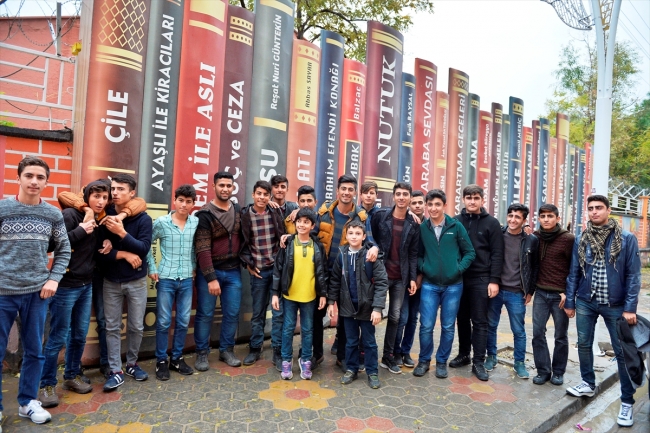 Mardin'de 2 okul binasını ayıran duvar, devasa kitap figürleriyle donatıldı