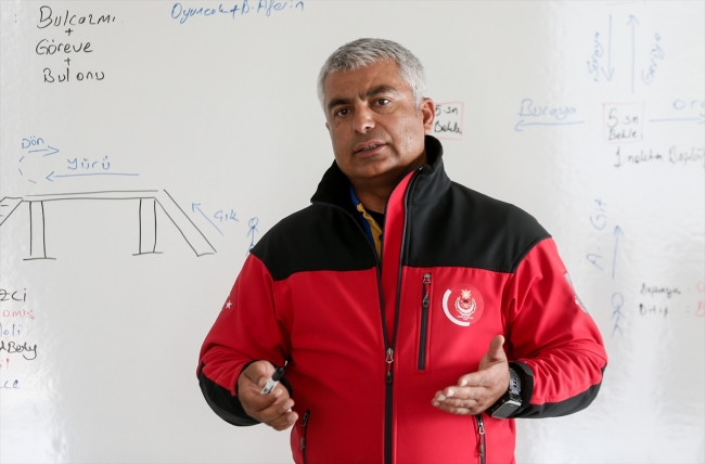 Hayat kurtaran köpekler özenle yetiştiriliyor