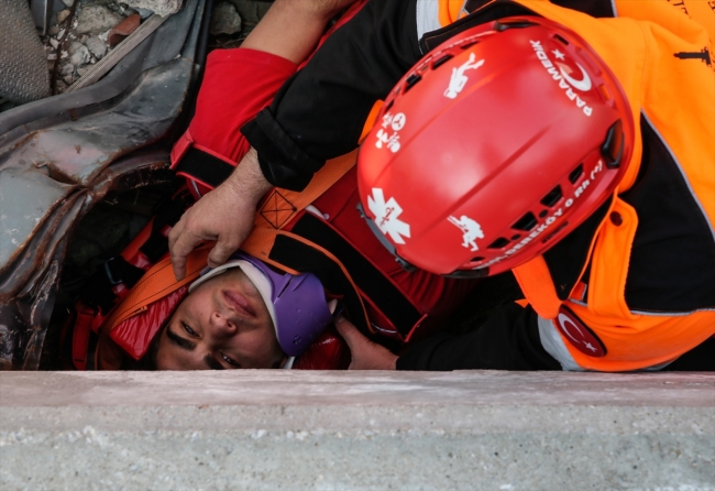 Hayat kurtaran köpekler özenle yetiştiriliyor