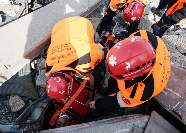 Hayat kurtaran köpekler özenle yetiştiriliyor