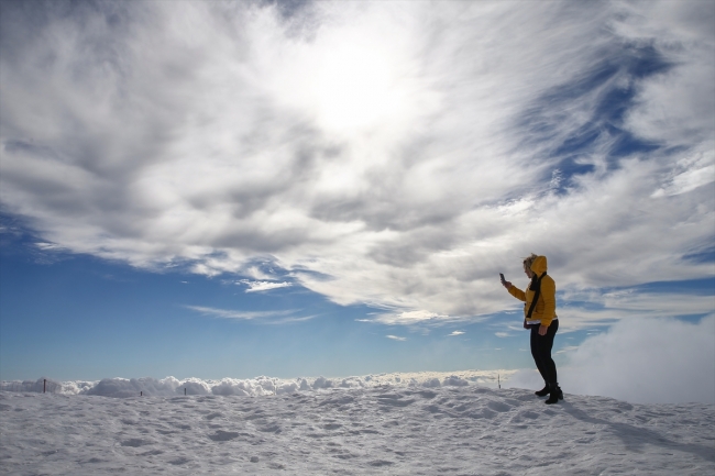 Antalya'da iki mevsim bir arada "zirvede kayak, sahilde deniz keyfi"