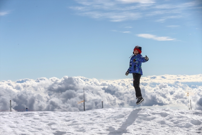 Antalya'da iki mevsim bir arada "zirvede kayak, sahilde deniz keyfi"