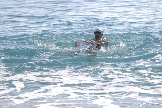 Antalya'da iki mevsim bir arada "zirvede kayak, sahilde deniz keyfi"