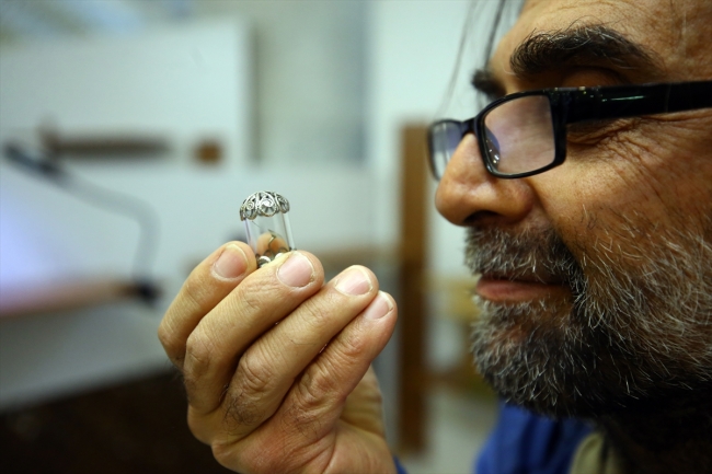 Mikro heykeltıraş iğne deliğine semazenleri işledi