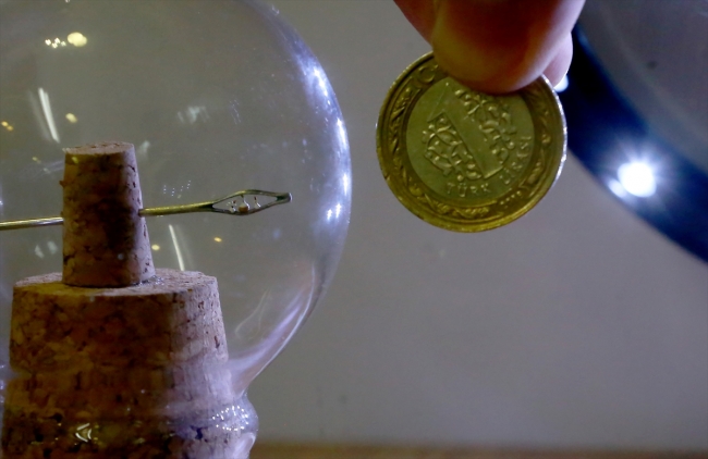 Mikro heykeltıraş iğne deliğine semazenleri işledi