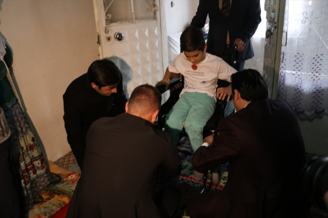 Akülü sandalyeye kavuşan 10 yaşındaki Ferhat Polat okula gidebilecek