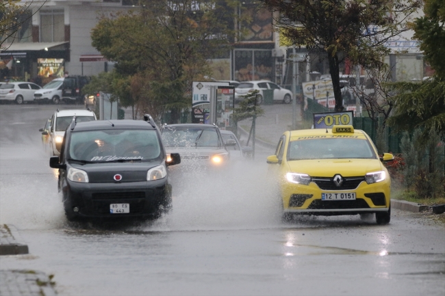 Bingöl'de sağanak hayatı olumsuz etkiledi