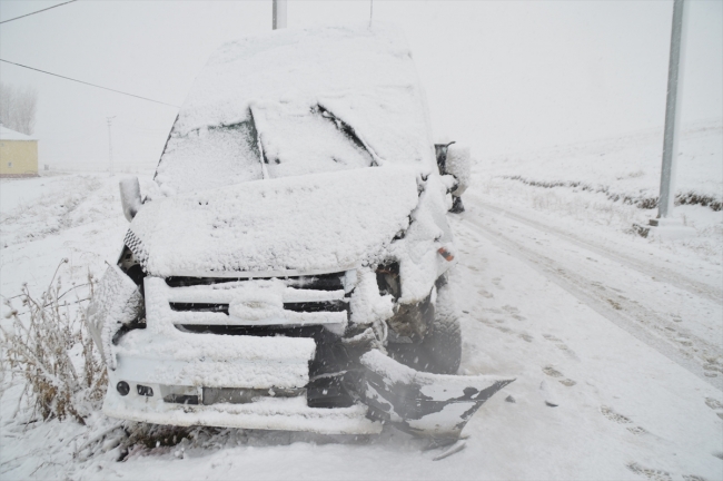 Ağrı'da öğretmenleri taşıyan servis aracı ile otomobil çarpıştı