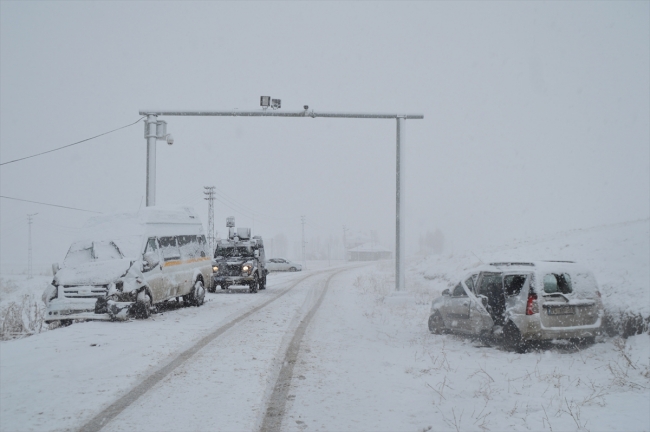 Ağrı'da öğretmenleri taşıyan servis aracı ile otomobil çarpıştı