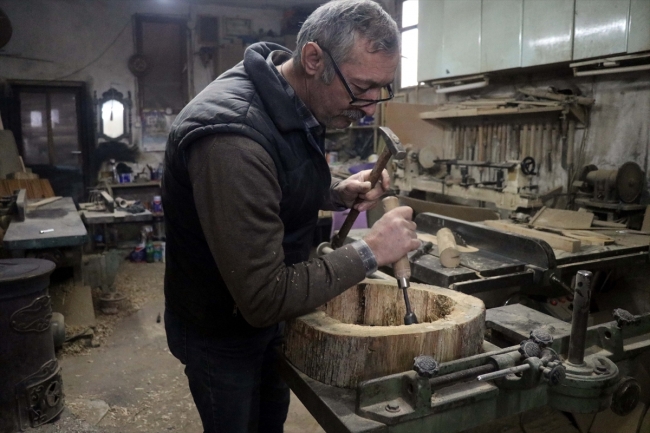 Topladığı ağaç parçalarını süs eşyasına dönüştürüyor