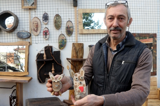 Topladığı ağaç parçalarını süs eşyasına dönüştürüyor