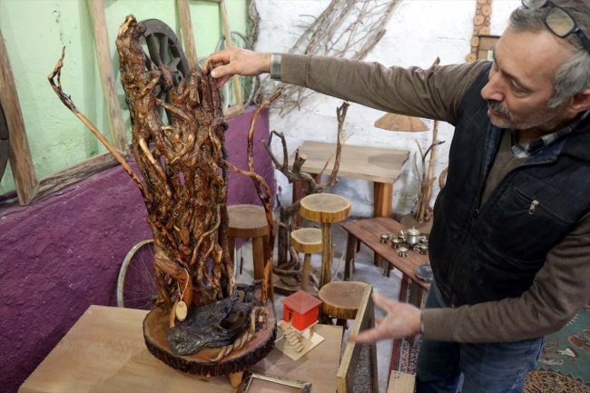 Topladığı ağaç parçalarını süs eşyasına dönüştürüyor