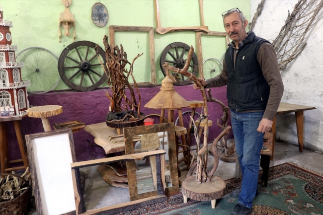 Topladığı ağaç parçalarını süs eşyasına dönüştürüyor